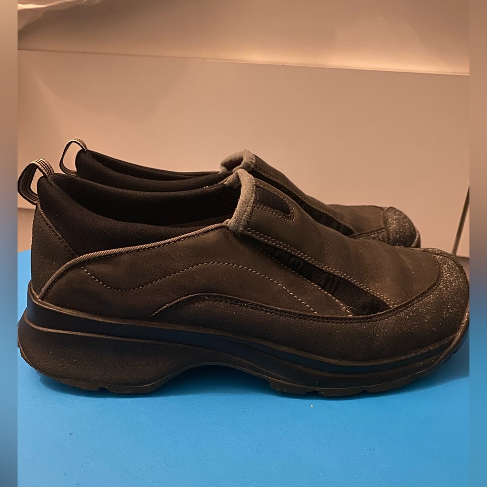 Clarks shoes - size 6 - women’s